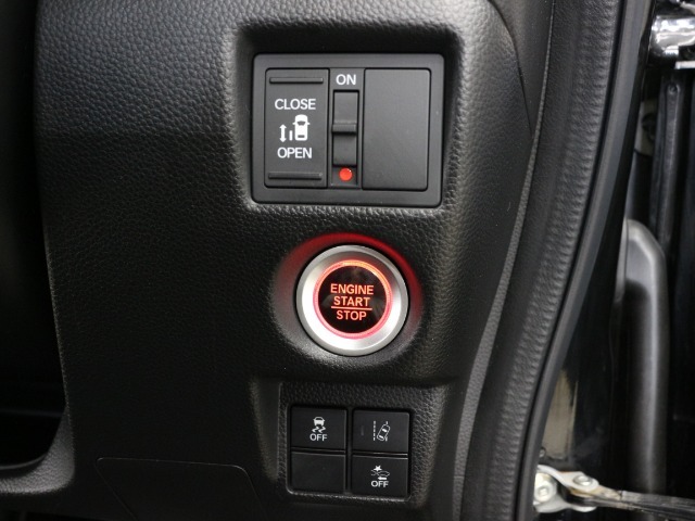 【片側電動スライド】スライドドアは片側電動スライドドアになっております。運転席からの開閉も出来、リモコンキーでも離れたところから開閉出来ますので大変便利な装備です。