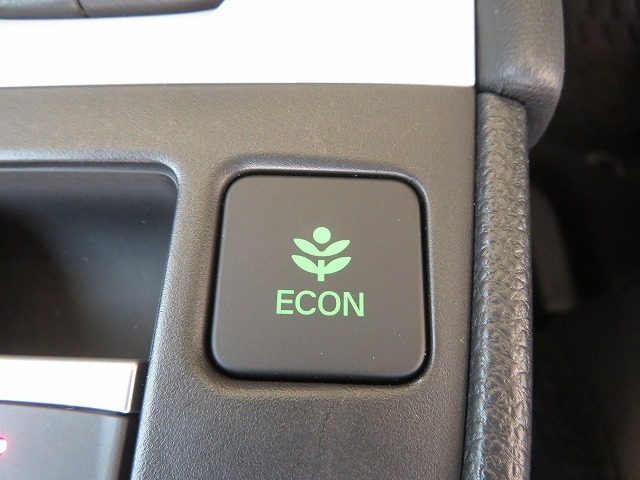 ECONボタンで低燃費モードに☆☆☆ECONスイッチを上手に使ってエコドライブ♪♪環境にもお財布にも優しい装備です☆☆☆