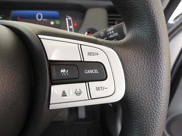 Hondaセンシングの機能のひとつ、アダプティブクルーズコントロール付！アクセルから足を離しても設定したスピードと前車との車間を保ち走行してくれます！車線維持もアシスト☆高速道路で疲労軽減ですね☆