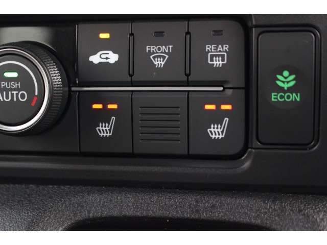 運転席＆助手席シートヒーター！寒さのきびしい冬の朝などにも、座面を温めて快適なドライブを。2段階の温度調節が可能です。