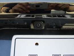 バックモニター完備しております！見えにくい後方をカバーしてくれます。目視が重要ですが、障害物がないか、人がいないかなど確認するのに便利です！車を守るためにも、人や物を守る為にもあって損ないです♪