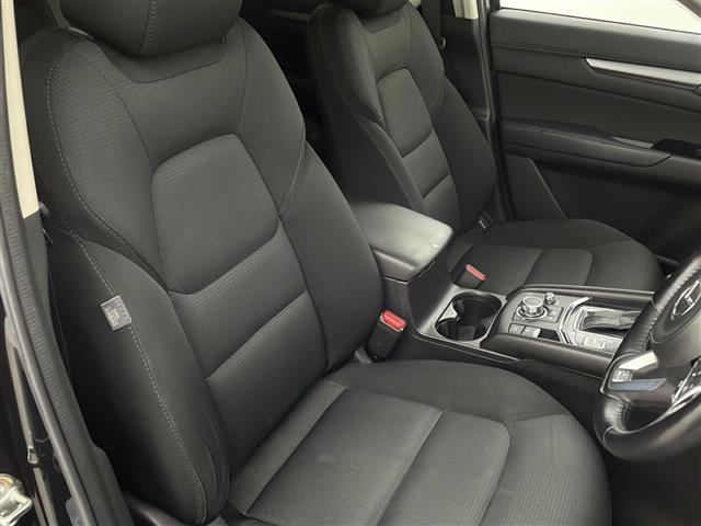【運転席】座り心地が良いシートなので長時間の運転でも快適にお過ごしいただけます。新品のフロアマットのご注文も可能です。掲載箇所以外にご希望の写真がございましたらお気軽にお問い合わせ下さい。