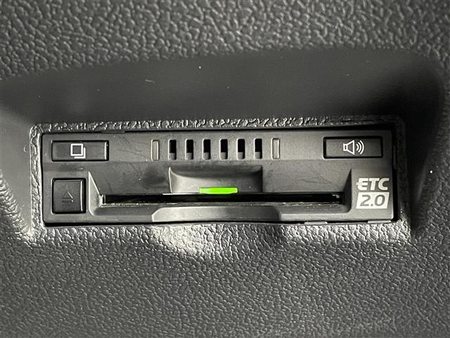 【ETC】有料道路を利用する際に料金所で停止することなく通過できる、ETC車載器（ノンストップ自動料金収受システム機器）が装備されています。セットアップを行うことで利用可能になります。