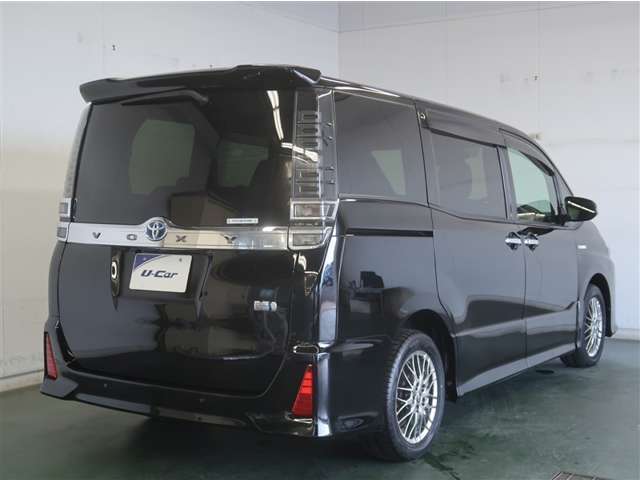 広々とした車内空間に優れた燃費性能。更にデザインも上質で人気のお車です！