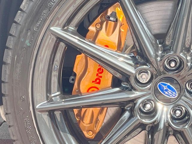 【ブレンボ製キャリパー】ハイパワー車両には強力なブレーキが必須！世界のスーパーカーにも採用されるイタリアの高級メーカー「ブレンボ」を装着！色鮮やかなキャリパーがスポーティな印象を引き立てます♪