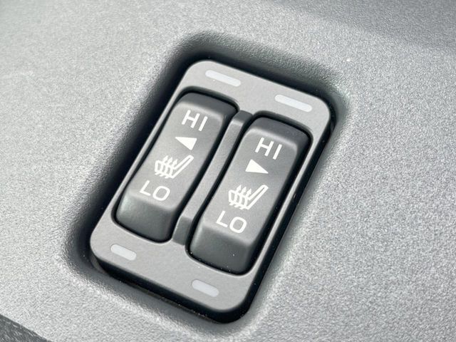 【シートヒーター】寒い日に重宝するシートヒーター！エアコンより早く温まってくれるので寒がりの人も安心ですね♪エアコンの温風は乾燥するから苦手、という方にもをおすすめです。