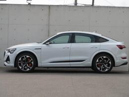 徹底した納車整備を施して、上質なコンディションでお客様にお届けするのがAudi認定中古車（Audi Approved Automobile）です。フリーダイヤルは0078-6002-942044まで！