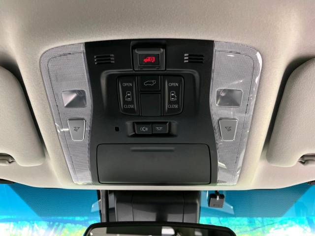 【両側パワースライドドア】スマートキーや運転席のスイッチで後席両側スライドドアの開閉が可能♪電動だから力を入れてドアを開ける必要が無く、小さなお子様でも簡単に開け閉めでき快適です♪