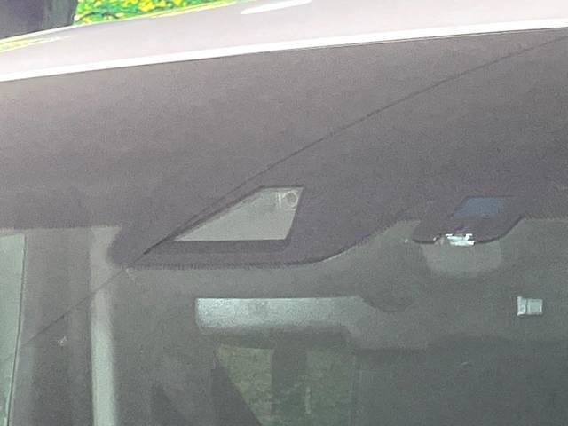 【トヨタセーフティセンス】走行中に前方の車両等を認識し、衝突しそうな時は警報とブレーキで衝突回避と被害軽減をアシスト。より安全にドライブをお楽しみいただけます。