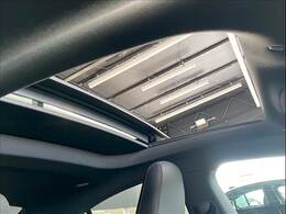 【サンルーフ】装備で解放感があり、車内も明るくなります！