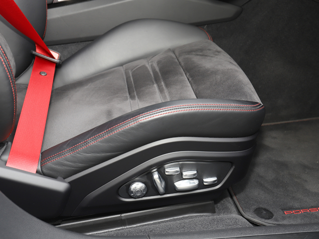 アダプティブスポーツシートプラスは、18Way電動調節機能内蔵。座面とバックレストサイド部はクッションが固めに仕上げられ、優れたサポート性を持ちます。
