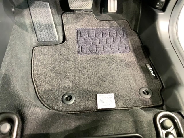 新品の純正フロアマット付きです。ドライブの際に気分良く乗って頂けます。