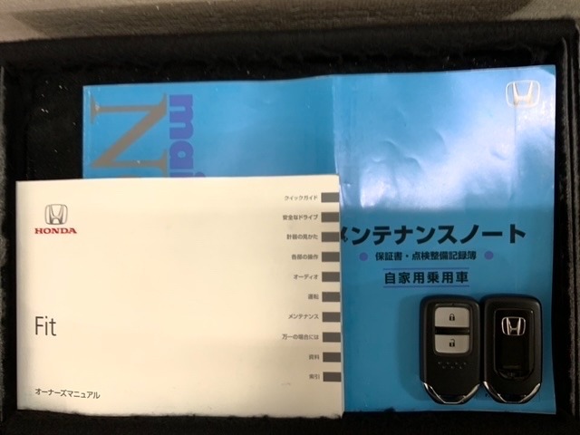 スマートキーは鍵をバッグに入れたままでもドアロックの開閉やエンジンのON・OFFができます。夜間や雨の日も鍵を探さなくて良いので便利です。