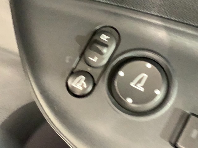 狭い駐車場で便利な電動格納ドアミラーが付いています。
