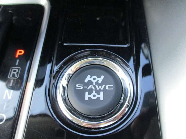 S-AWC　電子制御4WD