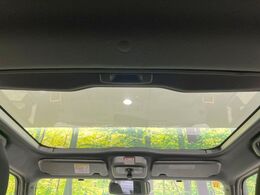 【ガラスルーフ】ガラスルーフ搭載で車内の解放感が一気にアップ！開放的なドライブをお楽しみいただけます。