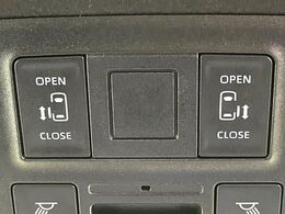 【両側パワースライドドア】スマートキーや運転席のスイッチで後席両側スライドドアの開閉が可能♪電動だから力を入れてドアを開ける必要が無く、小さなお子様でも簡単に開け閉めでき快適です♪