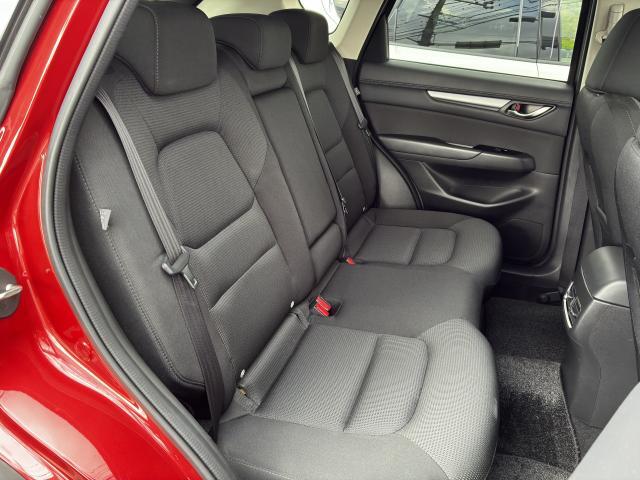 ゆとりのあるリアシート。ご家族・ご友人との思い出作りにお役立ちできるおクルマです。