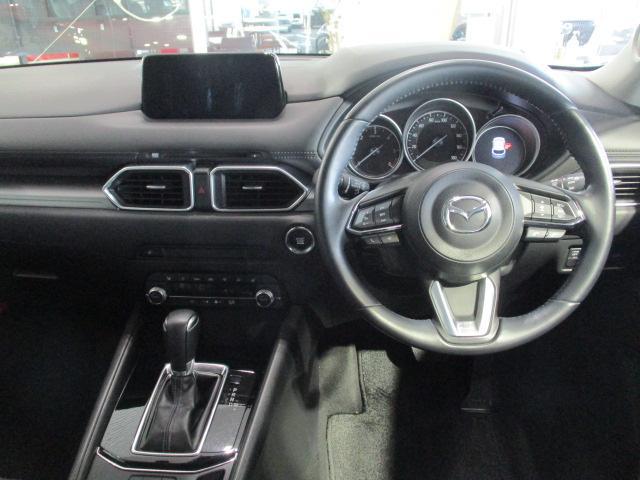 シンプルだからこそ扱いやすいインパネ周り、マツダコネクトを動かすコマンダは慣れると片手で操作ができるようになります。