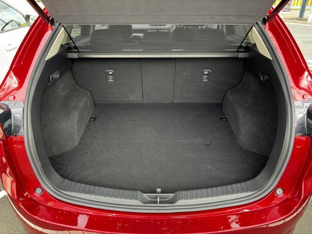 荷室は広いため、キャリーケースやゴルフバックも積載可能。トノカバーもついているため、プライバシーの保護や防犯の観点からもご安心いただけます。