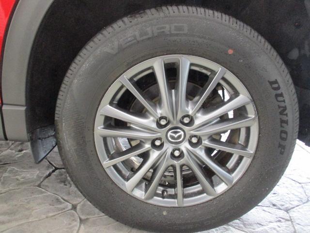 純正のアルミホイールを装着しております。ボディーの外装とホイールがマッチしており、よりかっこいい印象を与えます。