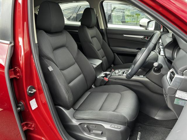 マツダ車のシートは無駄な力が抜けた、自然な姿勢を維持できる造りです。遠出の際も疲れにくく、運転したいと思えるクルマです。