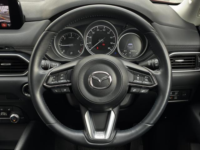 運転席は左右対称の造りで操作に集中できる空間です。出来る限り無駄を省き、シンプルな美しさと機能性を両立しています。