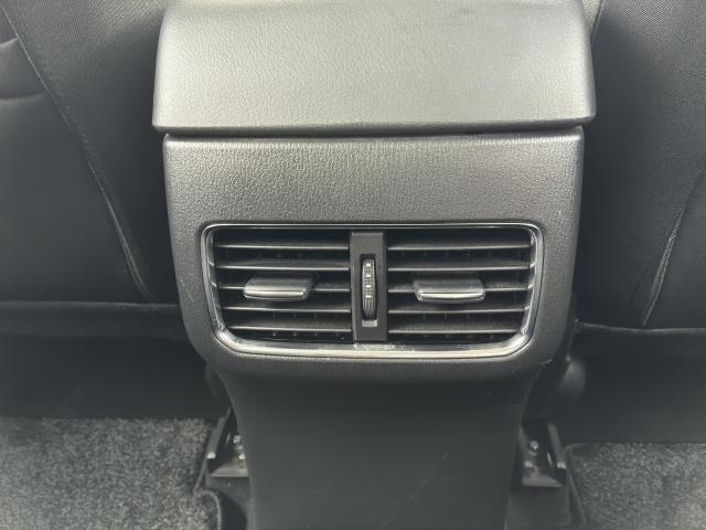 後席にもエアコンの吹き出し口がついているため、ご友人やご家族とのお出かけも快適です。