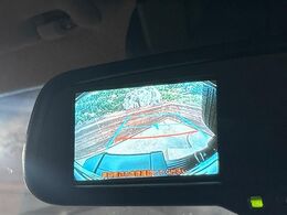 【バックカメラ】駐車時に後方がリアルタイム映像で確認できます。大型商業施設や立体駐車場での駐車時や、夜間のバック時に大活躍！運転スキルに関わらず、今や必須となった装備のひとつです！