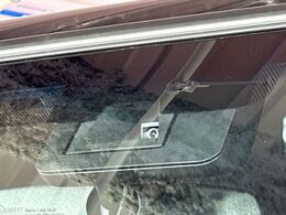 【トヨタセーフティセンス】走行中に前方の車両等を認識し、衝突しそうな時は警報とブレーキで衝突回避と被害軽減をアシスト。より安全にドライブをお楽しみいただけます。