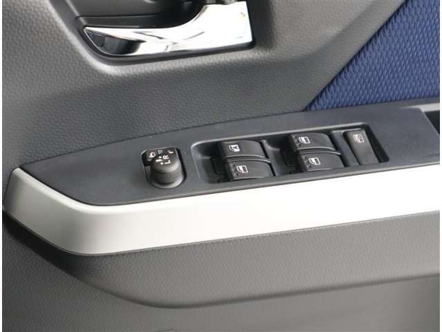 車の基本装備のひとつのパワーウインドウです。オート機能もあって、押し方の強弱で調整も出来ます。