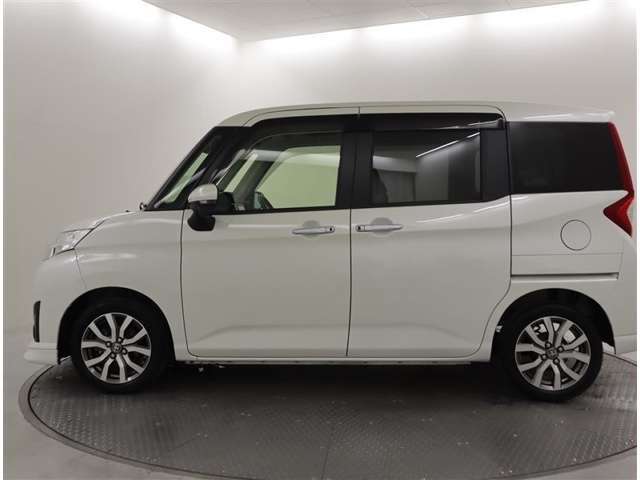 リヤ5面はプライバシーガラス☆強い日差しや車外の視線から室内を守ってくれます。