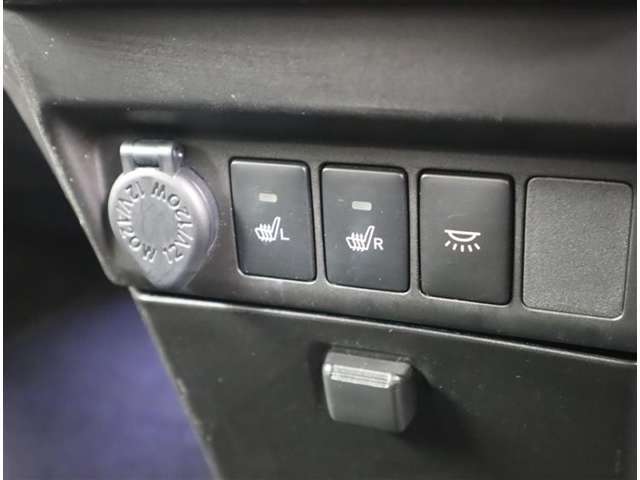 電源ソケットやシートヒーターの操作スイッチ部です。
