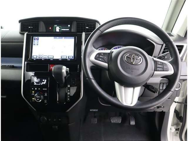 運転席から見たハンドル、ダッシュまわりになります。
