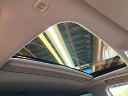 【サンルーフ】開放感たっぷりの希少装備、サンルーフが装着されています！車内に明かりを取り入れたり景色を楽しむ以外にも、車内の空気も簡単に換気できて快適です！