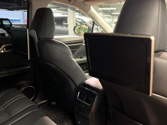 【リヤエンターテインメントシステム】後席にお座りの方も大満足の、人気メーカーオプションを装備。専用の音響システムと、大画面のモニターで移動中もDVD等をお楽しみいただけます。