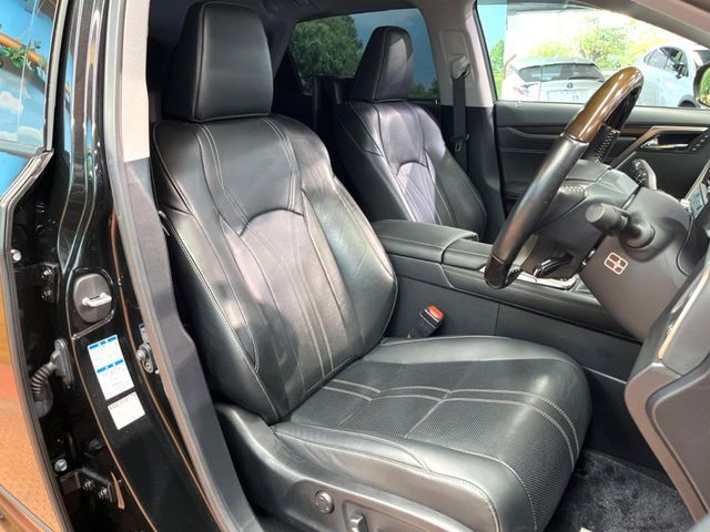 【黒革シート】上質な本革を使用し、高級感あふれる黒革シート。常に体に触れる部分だから、座り心地の良さにはこだわりたいですね♪汚れの付着や劣化を抑制する内装コーティング施工もおススメですよ♪