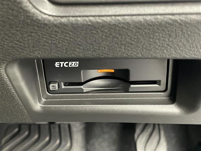 【ETC】有料道路を利用する際に料金所で停止することなく通過できる、ETC車載器（ノンストップ自動料金収受システム機器）が装備されています。セットアップを行うことで利用可能になります。