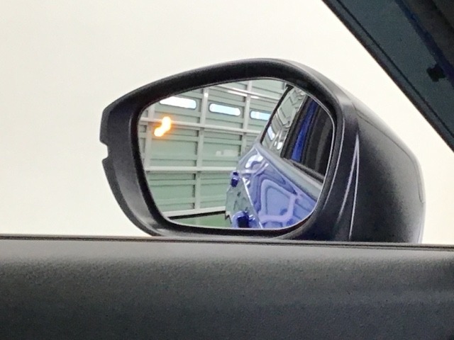 ブラインドスポットインフォメーションは走行中、斜め後ろに車両を感知すると、ドアミラー上のマークを点灯してお知らせします。
