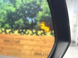 【ブラインドスポットモニター】走行中、ドアミラーの死角になりやすい箇所に後続車が接近するとサイドミラーのレンズに警告を表示！ドライバーに注意喚起をしてくれます。