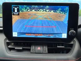 【バックカメラ】駐車時に後方がリアルタイム映像で確認できます。大型商業施設や立体駐車場での駐車時や、夜間のバック時に大活躍！運転スキルに関わらず、今や必須となった装備のひとつです！