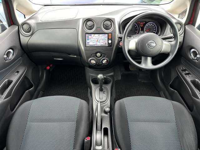 車内はご覧の通り清潔感のある室内でございます♪スイッチ類などもシンプルな操作のしやすいものですので機械が苦手な方でも安心ですね♪もちろん禁煙車なので煙草の匂いや焦げ跡はございません♪