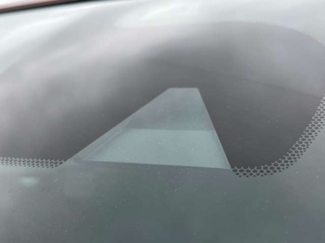 前方の車両や歩行者を検知し、衝突の可能性が高いと判断した際は、緊急ブレーキを作動させて衝突回避を支援する「エマージェンシーブレーキ」を装備♪