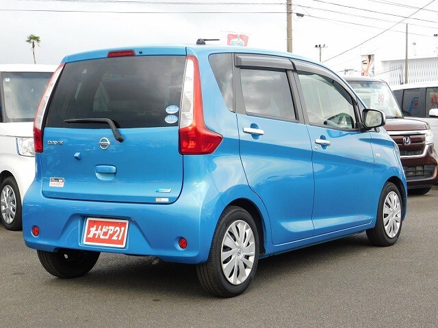 弊社は自動車（新車・中古車)の販売だけではなく、自社整備工場1カ所、鈑金工場2カ所を所有しております。