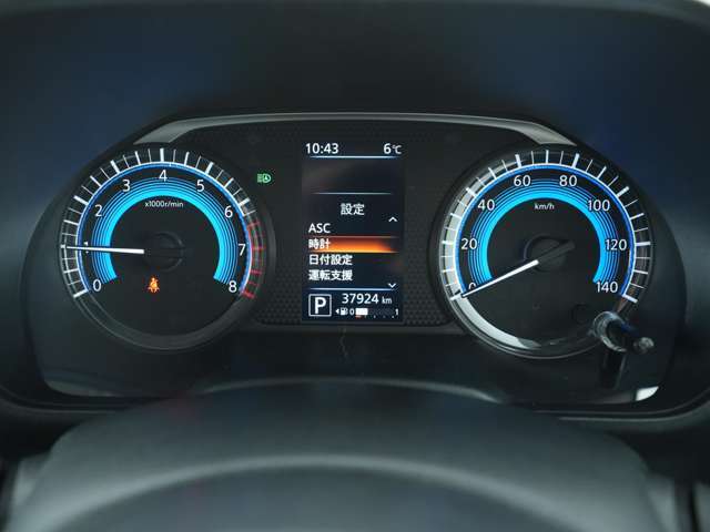 青を基調とした明るいスピードメーターは夜間でも見やすいです！中央のディスプレイにはお車の様々な情報がカラーで表示されます！