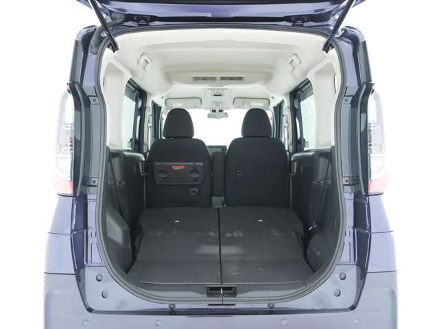 軽自動車ながらも後席を折り畳むことで大容量の荷室を作り出すことが出来ます☆スーツケース等を積み込んでのご旅行なども楽々こなすことが出来ます☆
