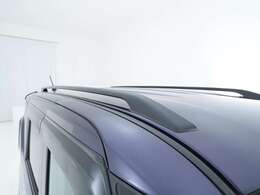 新車時オプションであるルーフレールも装着☆様々なアタッチメントの装着が可能です！