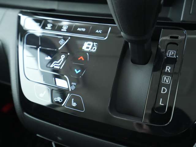 シフトレバーはインパネシフト☆余分なスペースを使いませんので、運転席周りの空間をより広く使うことが出来ます！エアコン操作部は先進的なタッチパネル式です☆