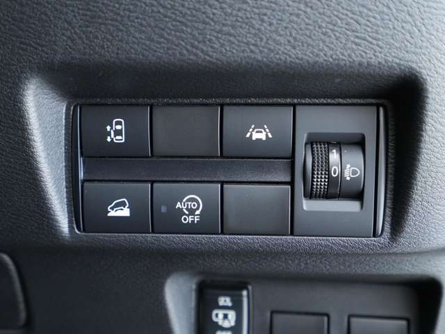 各種機能類のスイッチです！助手席側電動スライドドアの開閉スイッチの他、アイドリングストップ等の運転支援機能も充実しております！