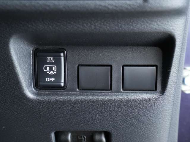 ハンズフリーオートスライドドア搭載！買い物袋などで両手が塞がっている時には、スライドドアの下に足をシュッと抜き差しすることで、手を使わずにスライドドアを開けることが出来ます☆